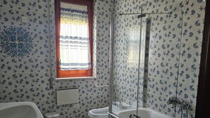 A bathroom with a bathtub, a shower, and a toilet. - Charming B&B (San Ciro - Ulmi - Filci)