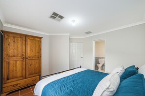 4 chambres, fer et planche à repasser, Wi-Fi, draps fournis
