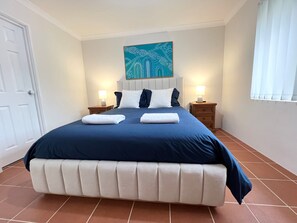 4 bedrooms, iron/ironing board, WiFi, bed sheets
