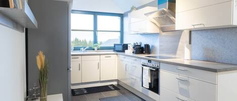 ثلاجة، فرن، موقد طهي مسطح، مستلزمات طهي/أطباق/أوعية