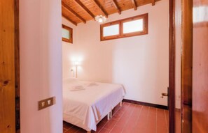 5 bedrooms, desk, iron/ironing board, free WiFi