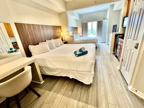 Point Hotel and Suites•2 King Bed Resort Studio•Free Parking•Kitchenette•Pool