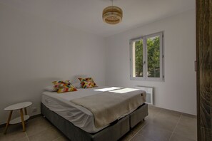 2 室のベッドルーム、アイロン / アイロン台、WiFi (無料)、ベッドシーツ