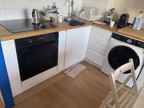 Wasserkocher mit Kaffee-/Teezubehör, Kühlschrank, Mikrowelle, Ofen