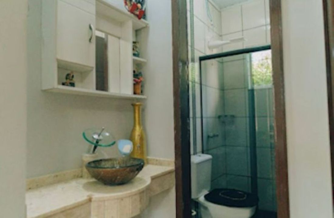 Secadora de cabello, toallas, papel de baño 
