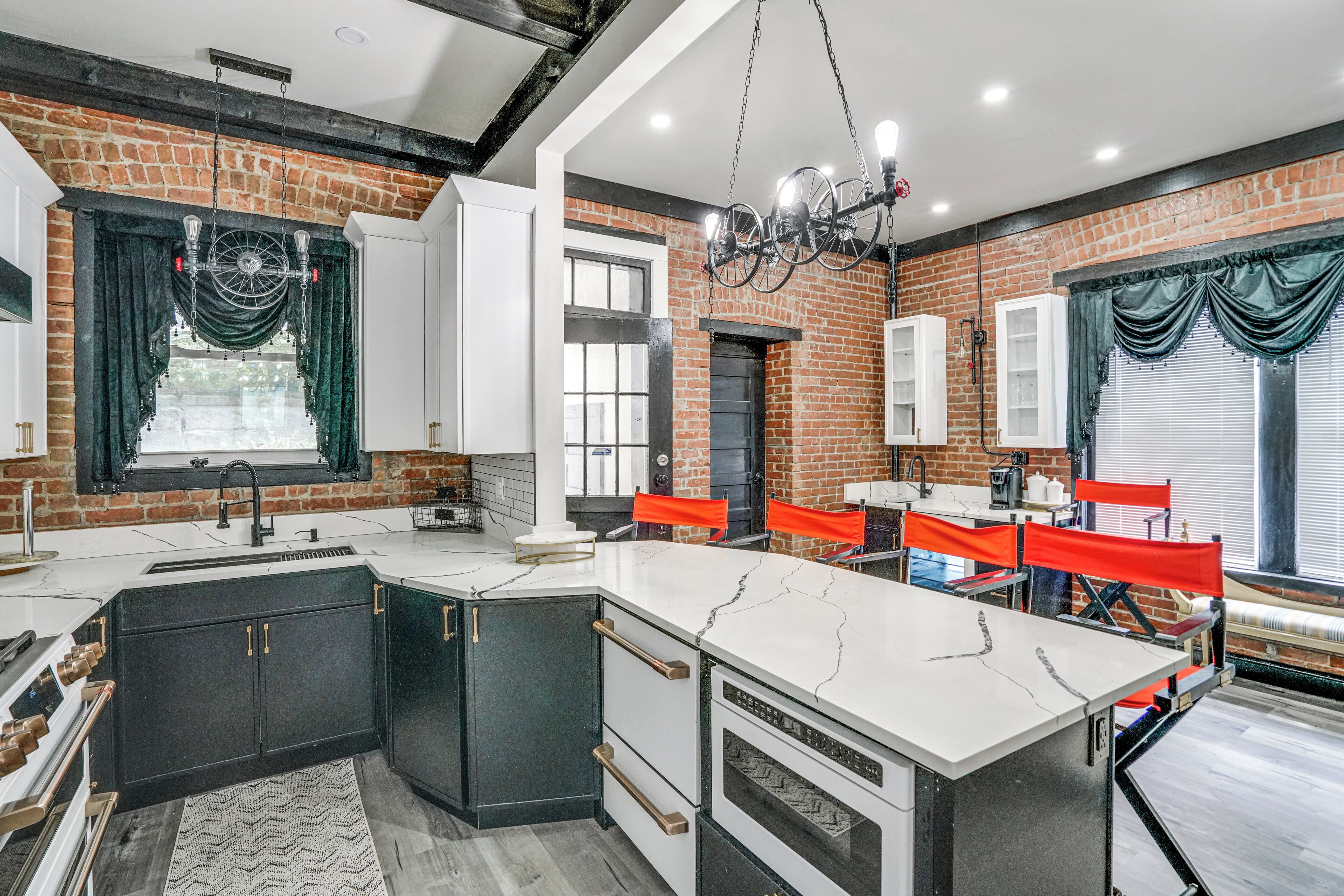 House (6 Bedrooms) | Interior