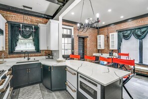 المنشأة من الداخل