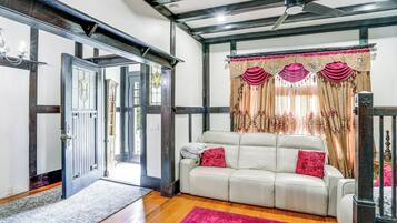 House (6 Bedrooms) | Interior