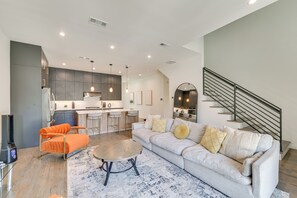 Interior - Modern & Spacious Home 3 Mi to Downtown Dallas! (Dallas)