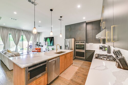 Modern & Spacious Home 3 Mi to Downtown Dallas!