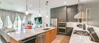 Modern & Spacious Home 3 Mi to Downtown Dallas!