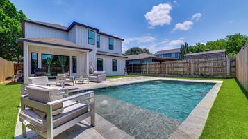 House (4 Bedrooms) | Front of property