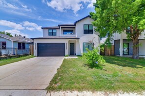 House (4 Bedrooms) | Interior - Modern & Spacious Home 3 Mi to Downtown Dallas! (Dallas)