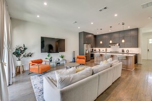 Interior - Modern & Spacious Home 3 Mi to Downtown Dallas! (Dallas)