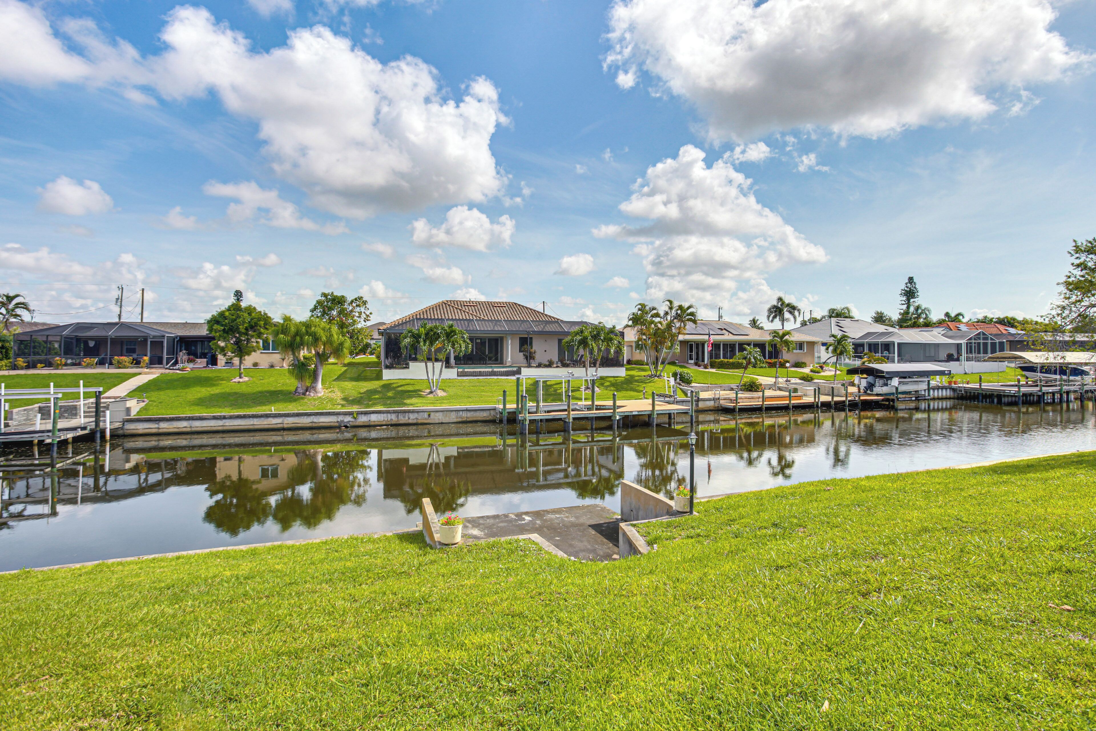 Zona residencial con casas, un canal y un césped.