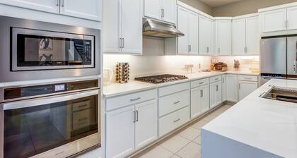 < 20 Mi to JAX Beach + Game Days: Upscale Retreat