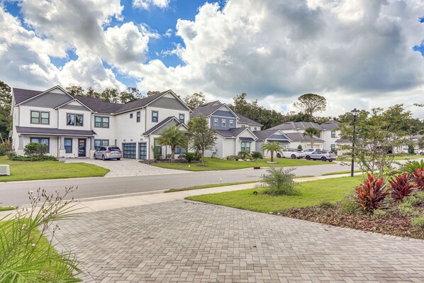 A residential area with modern two-story houses, paved driveways, and well-maintained lawns. - < 20 Mi to JAX Beach + Game Days: Upscale Retreat (Jacksonville)