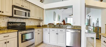 5 Mi to Naples Beach - Getaway w/ Screened Lanai!
