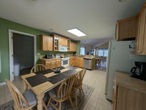 Kühlschrank, Mikrowelle, Herdplatte, Geschirrspüler