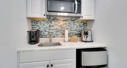 1 Mi to Dtwn: Renovated Retreat in Georgetown!
