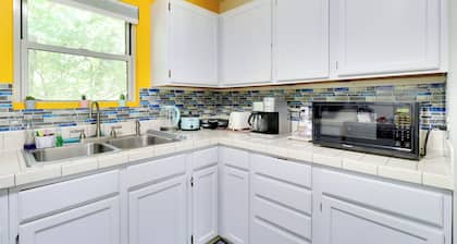 1 Mi to Dtwn + Fenced Yard: Georgetown Getaway!