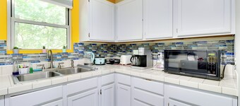 1 Mi to Dtwn + Fenced Yard: Georgetown Getaway!