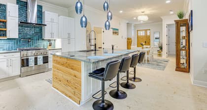 'the Blue Oasis' Group Getaway! Walk to Jax Beach