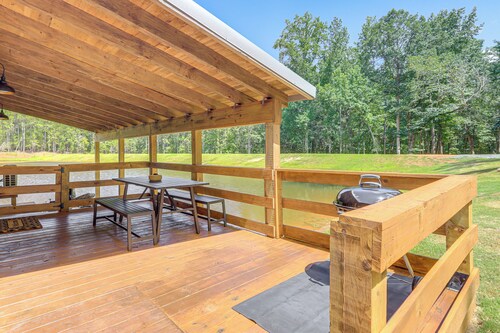 Upscale Cabin Comfort in Thomaston w/ 2 Decks!