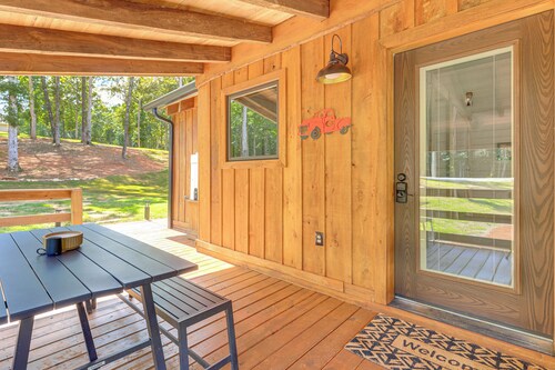 Upscale Cabin Comfort in Thomaston w/ 2 Decks!