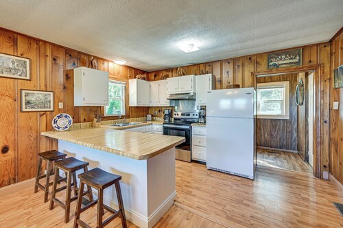 2 Mi to Oak Grove Racing & Gaming: Home on 1 Acre