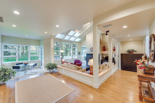 House (5 Bedrooms) | Interior