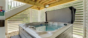 Walk to Beach: Southern Shores Retreat w/ Hot Tub