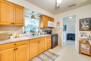 Interior - 10 Mi to Crystal River: Home in Citrus County (Beverly Hills)
