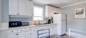 6 Mi to Historic Leesburg: Apt w/ On-site Dining