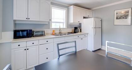 6 Mi to Historic Leesburg: Apt w/ On-site Dining