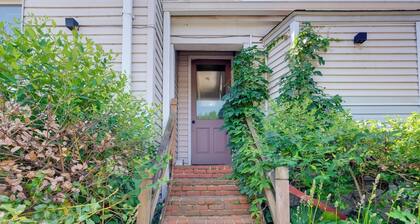 6 Mi to Historic Leesburg: Apt w/ On-site Dining