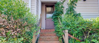 Near Shops, Eats & Trails: Loudon County Apt!