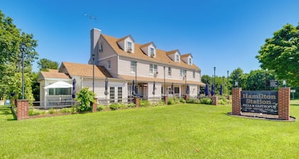 Near Shops, Eats & Trails: Loudon County Apt!
