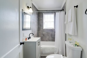 Apartment (1 Bedroom) | Interior - Near Loudoun Wine Trail: Apt w/ Restaurant On-site (Hamilton)