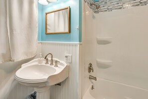 House (2 Bedrooms) | Interior - Dtwn Belleville Home w/ Yard < 1 Mi to High Banks (Belleville)