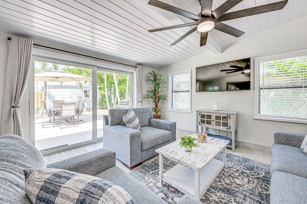 Steps to Englewood Beach: Home w/ Outdoor Oasis! - Grove City, FL