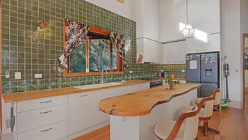 Frigorífico, horno, placa de cocina y lavavajillas