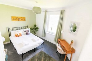 2 bedrooms, iron/ironing board, WiFi, bed sheets - Scottish themed den with free parking close to bus routes and city centre (Dundee)