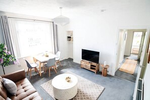 TV - Scottish themed den with free parking close to bus routes and city centre (Dundee)