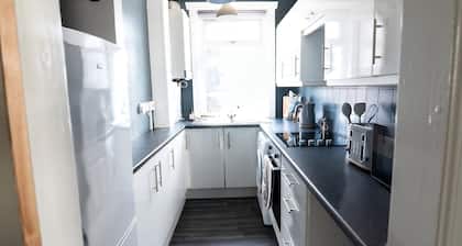 Scottish themed den with free parking close to bus routes and city centre