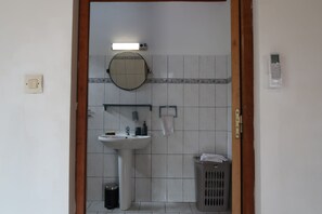 Regadera, toallas, papel de baño 