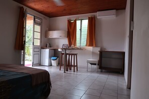1 habitación, tabla de planchar con plancha, wifi gratis y ropa de cama 