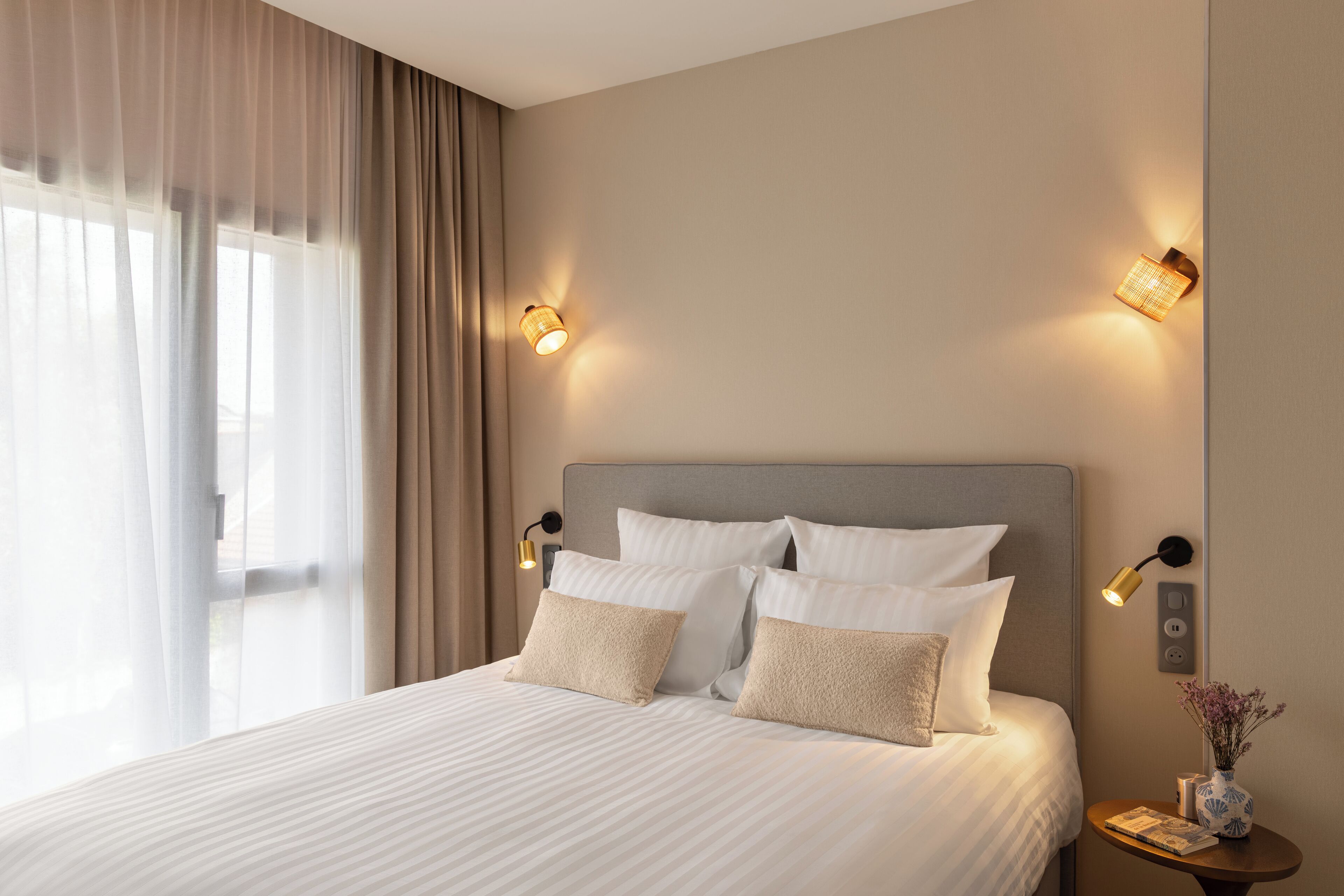 Familie-studiosuite, terrasse | Safe på rommet, skrivebord og wi-fi (inkludert)