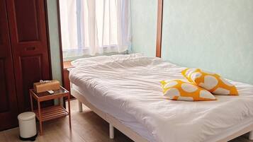 4 bedrooms, iron/ironing board, WiFi, bed sheets