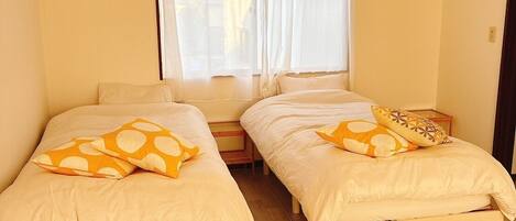 4 bedrooms, iron/ironing board, WiFi, bed sheets